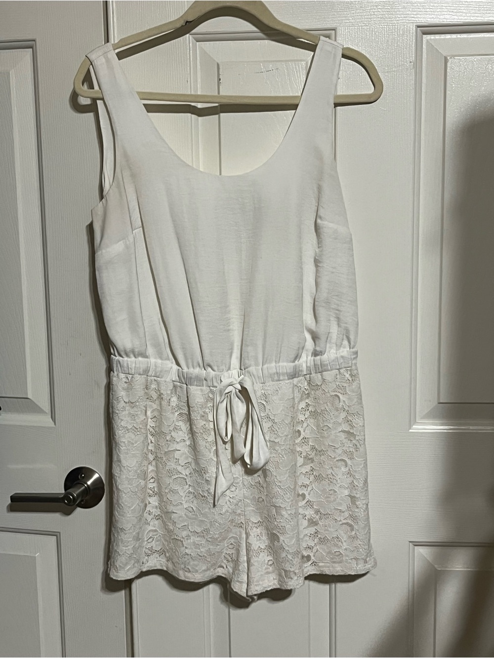 Jennifer Lopez White Lace Romper with Drawstring Waist
18-03 ABC